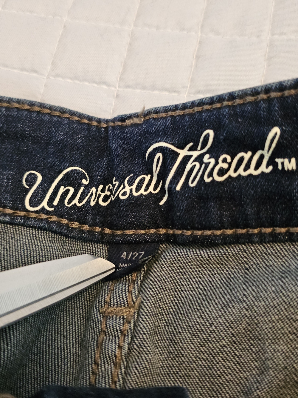 NWOT Universal Thread High Rise Midi Distressed Cuffed Denim Shorts Womens 4/27 - Picture 5 of 7